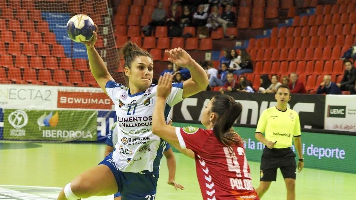 Elena Cuadrado encara la portería ante la oposición de la jugadora del Alcobendas Cristina Polonio.-MIGUEL ÁNGEL SANTOS