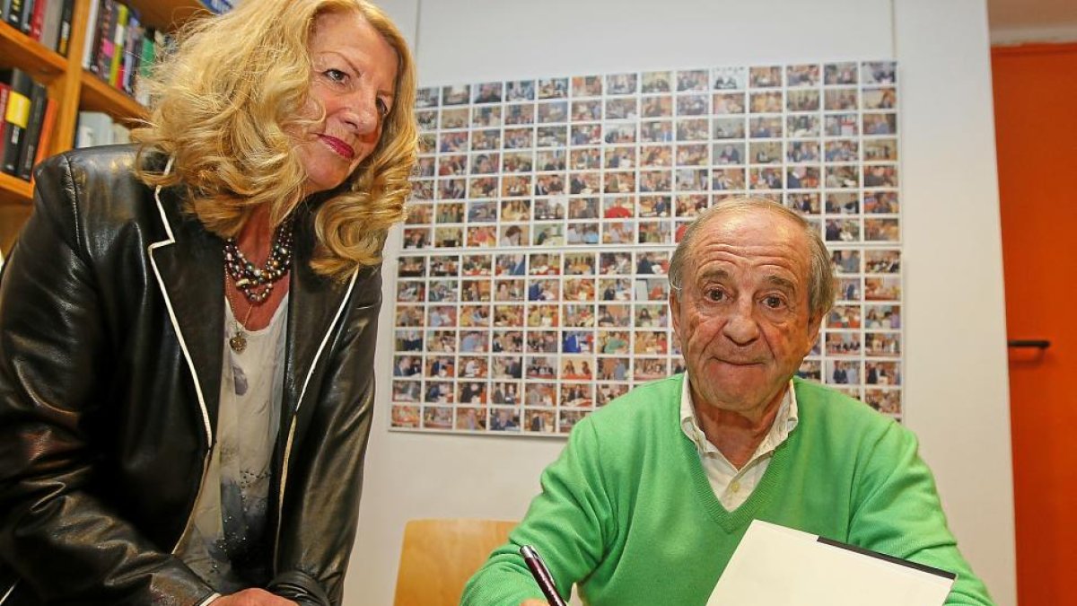 José María García dedica un libro, ayer en Valladolid-J. M. LOSTAU