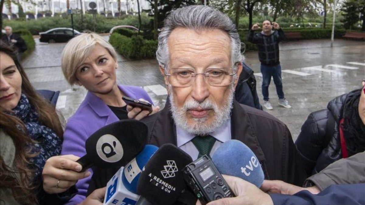 Grau, a su entrada a los juzgados, increpado por un hombre mientras comenta a los periodistas que no hará declaraciones-MIGUEL LORENZO