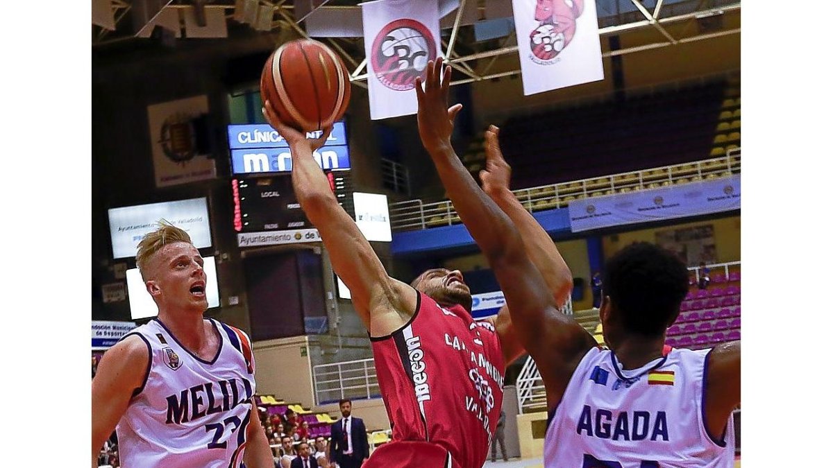 Mike Torres penetra de forma acrobática entre Zyle y Agada.-J. M. LOSTAU