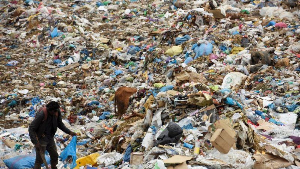 Con el objetivo de garantizar la sostenibilidad medioambiental del país, en enero pasado entró en vigor la prohibición de introducir en China 24 tipos de residuos.-EFE