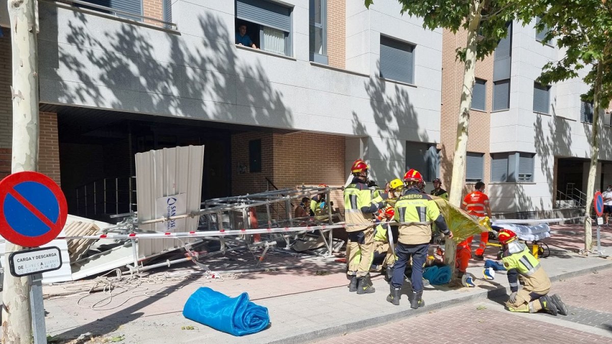 Accidente laboral por el derrumbe de un andamio en la calle Monasterio de Yuste en el que tres operarios resultaron heridos.- ICAL