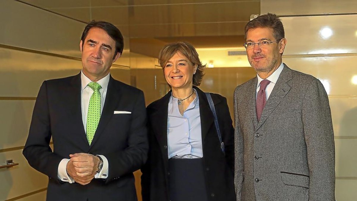 Suárez-Quiñones, con los ministros Isabel García Tejerina y Rafael Catalá antes de su conferencia en el hotel Palace para el Executive Fórum.-RAQUEL P. VIECO