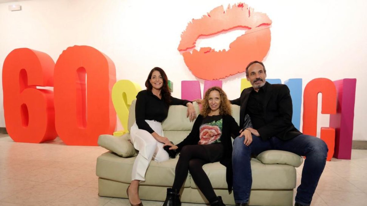 La directora Daniela Fejerman (C) presenta su película ‘La adopción’ en la 60ª Semana Internacional de Cine de Valladolid. Junto a ella, Nora Navas (I) y Francesc Garrido (D)-ICAL