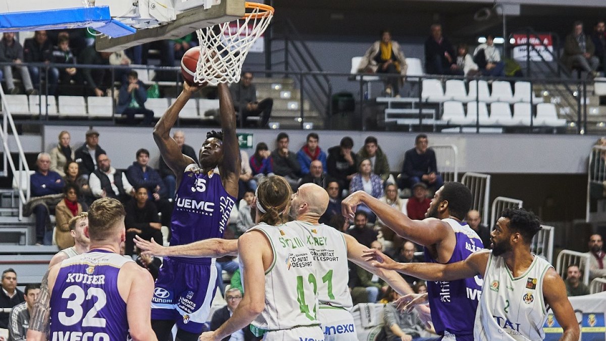 Belemene lanza a canasta en el partido jugado en la primera vuelta en Castellón. / EL MUNDO