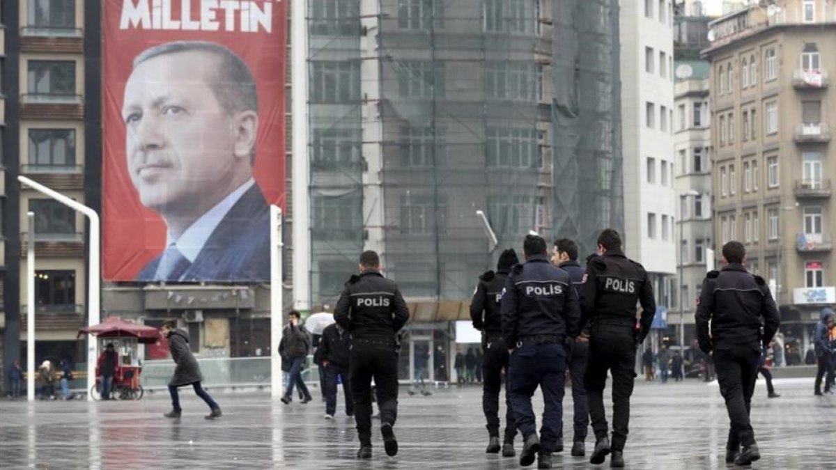 Pancarta con la imagen del presidente turco, Recep Tayyip Erdogan, en la plaza Taksim de Estambul.-EFE / TOLGA BOZOGLU