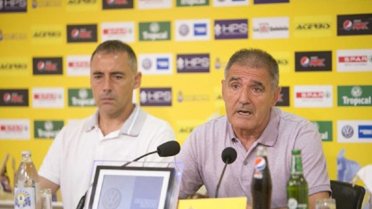 Ángel Rodríguez y Paco Herrera, durante la rueda de prensa de despedida de Las Palmas tras su destitución.-UD LAS PALMAS