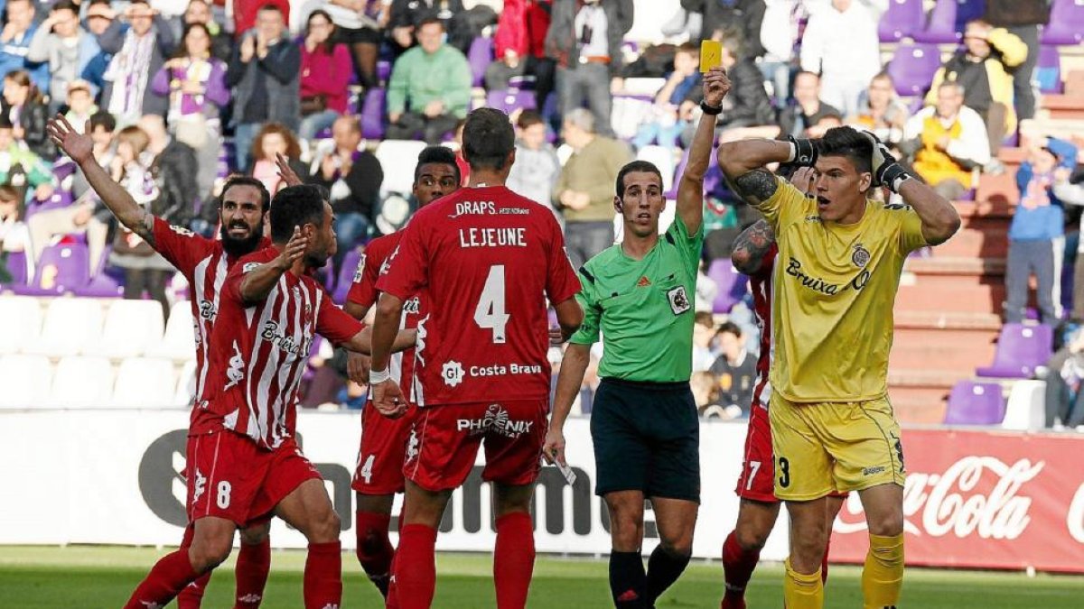 El portero Isaac Becerra es amonestado durante el Real Valladolid-Girona de la temporada 14-15.-PABLO REQUEJO
