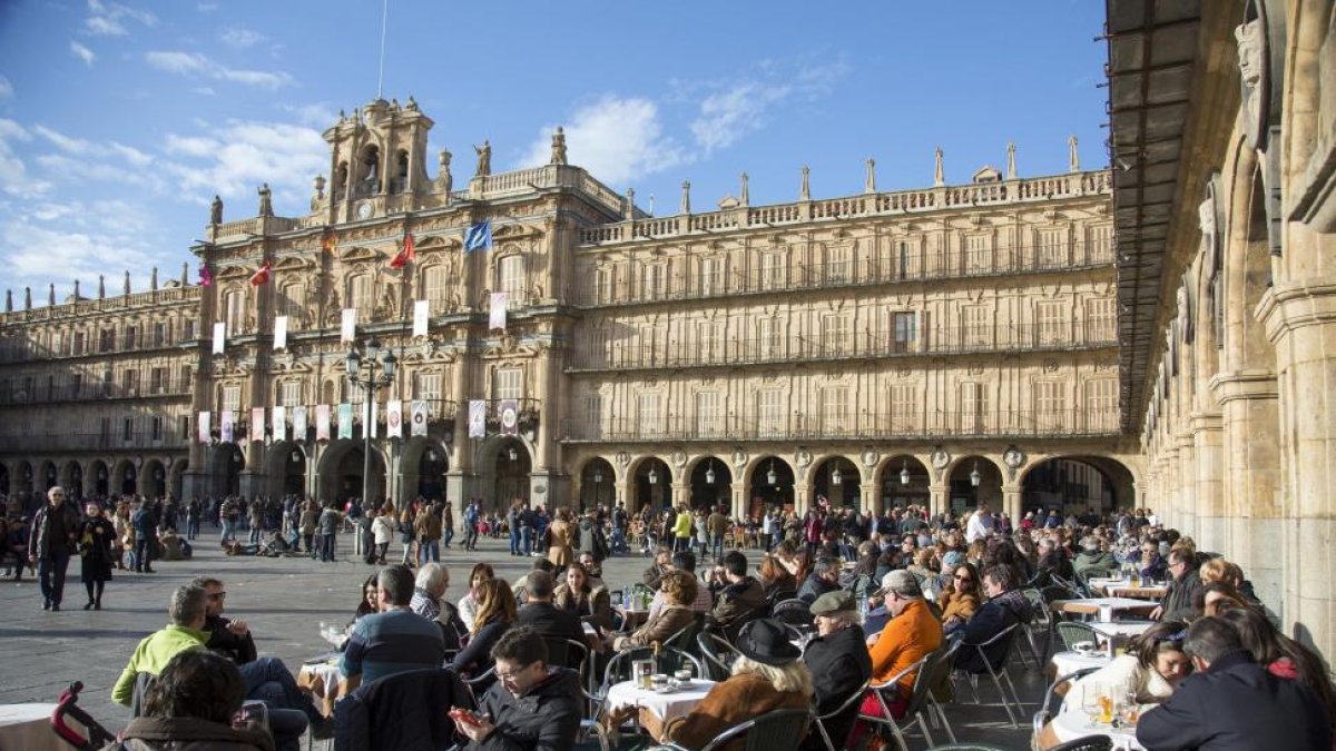 Terrazas de la plaza mayor, llenas de turistas que aprovechan el sol después de una mañana nublada.-ICAL