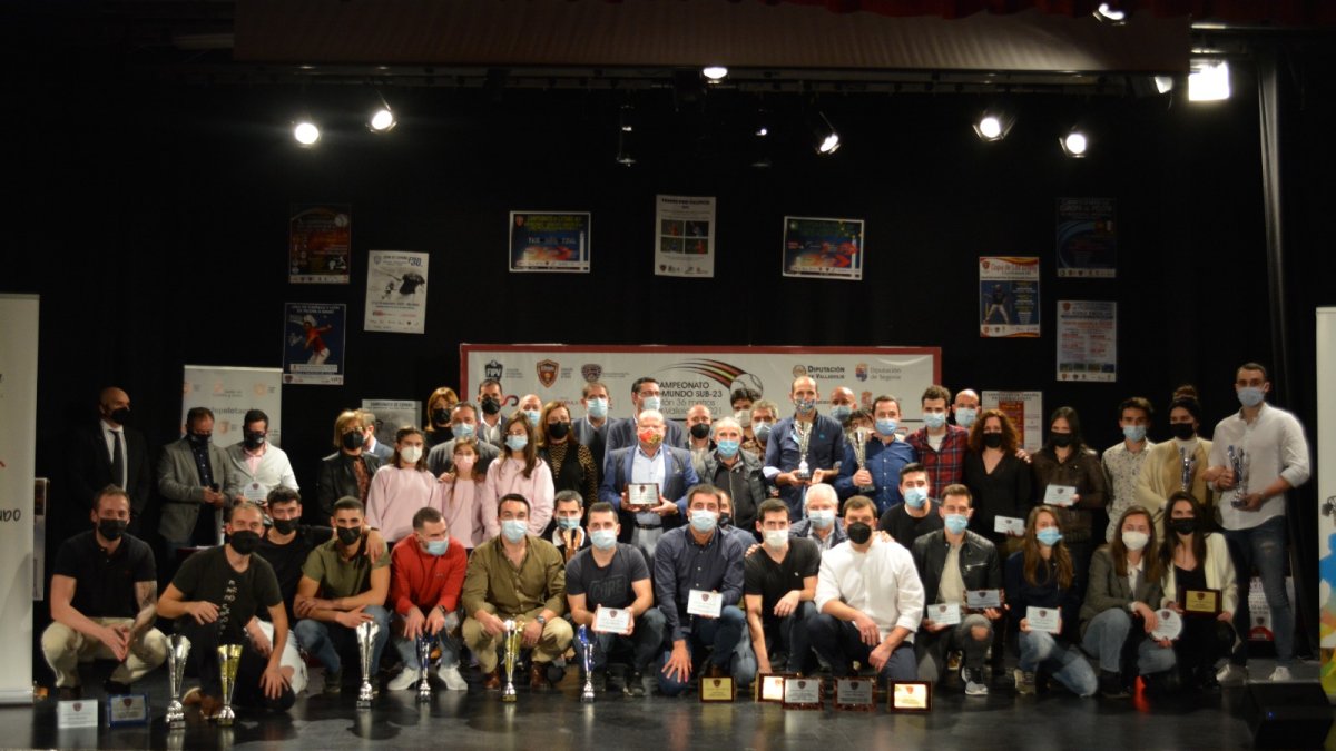 Foto de Familia de la Gala de la Federación de Pelota de Castilla y León. / E.M.
