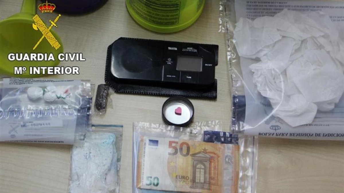 Droga, dinero y báscula intervenidos en el registro.-EUROPA PRESS
