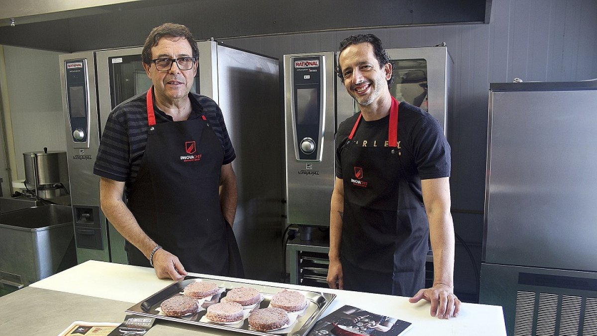 A la izquierda, José Miguel Fidalgo, director de Expansión de Innova Chef y Manuel Ledesma, responsable de producción, muestran las hamburguesas en la sala de elaboración de la empresa. / LA POSADA