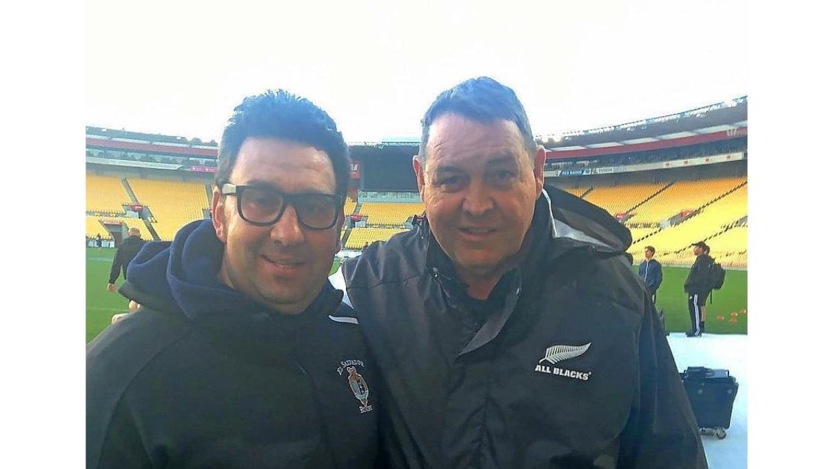 Pérez con Peter Harold, seleccionador sub 20 de los All Black.-E. M.
