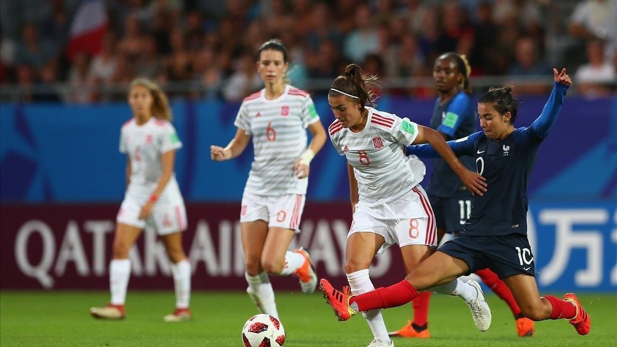 Patricia Guijarro conduce el balón en la semifinal del Mundial ante Francia-STEVE BARDENS-FIFA