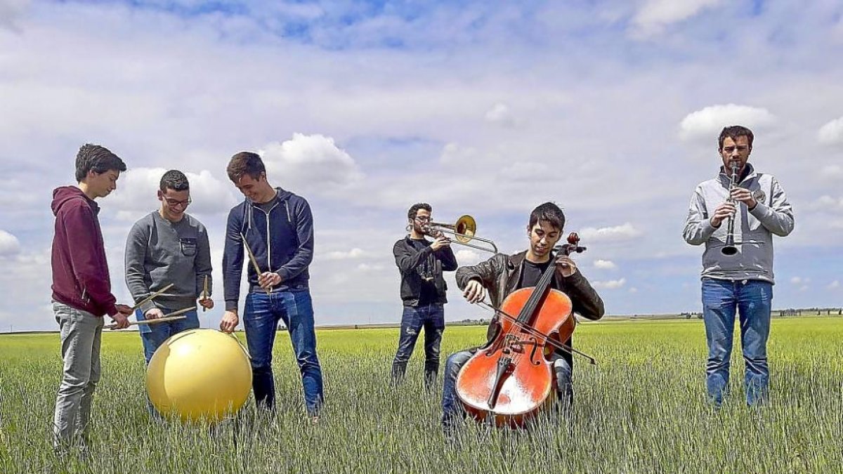 Concierto en la estepa cerealista en un taller de Fundación Rehabitar, el pasado verano en Cuenca de Campos.-REHABITAR