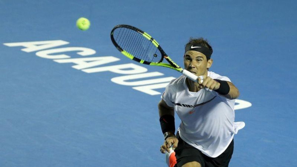 Rafael Nadal en acción ante el alemán Mischa Zverev.-JOSÉ MÉNDEZ / EFE