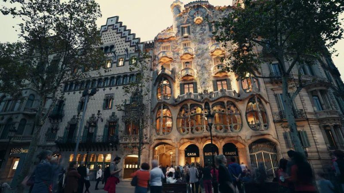 Imagen del programa del canal #0 'Streetviú' con la Casa Batlló y la Casa Vicenç, en el paseo de Gràcia de Barcelona.-