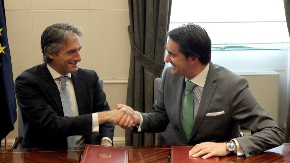 Juan Carlos Suárez-Quiñones, firma con el ministro de Fomento, Íñigo de la Serna, el convenio de colaboración.-ICAL
