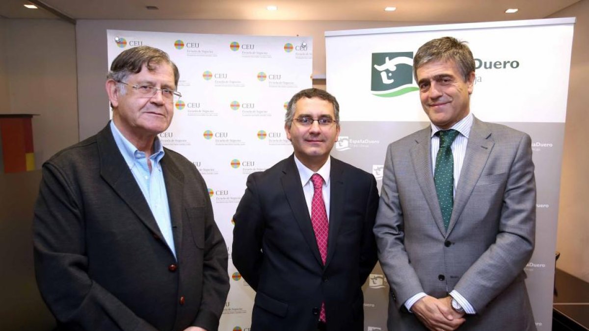 Manuel José Perucho Díaz y Antonio Garrosa Medina, en representación de la Fundación San Pablo Castilla y León CEU, y el director territorial de la entidad financiera EspañaDuero en Valladolid, Eduardo Luis López Enríquez, firman un convenio de colaboraci-ICAL