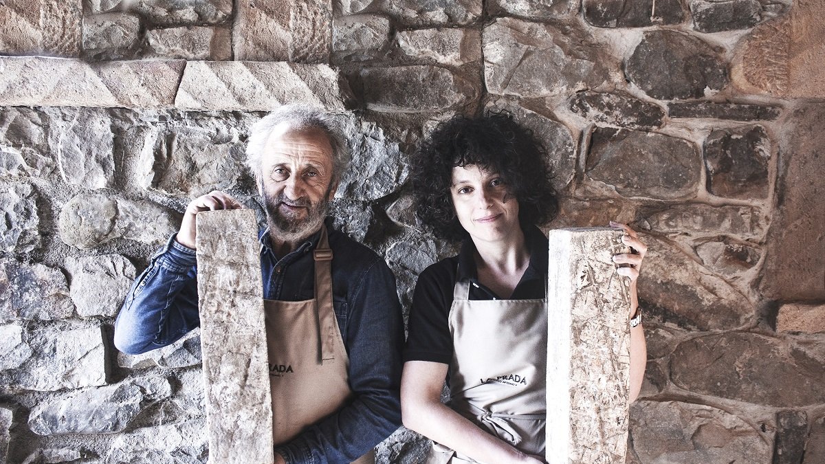 Sara y su padre Vicente Mateo, dos generaciones unidas por el amor por la tierra y el queso artesano.  / LA POSADA