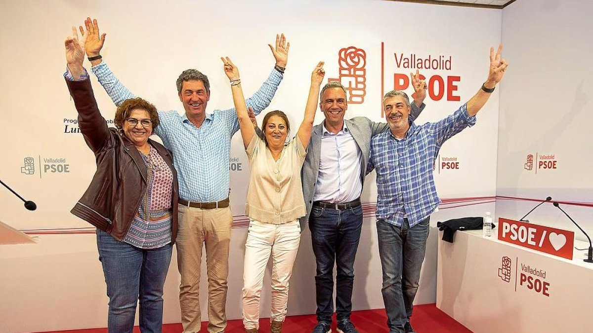 Escarda e Izquierdo flanquean a Teresa López y hacen el signo de la victoria, acompañados de otros candidatos.-J.M. LOSTAU