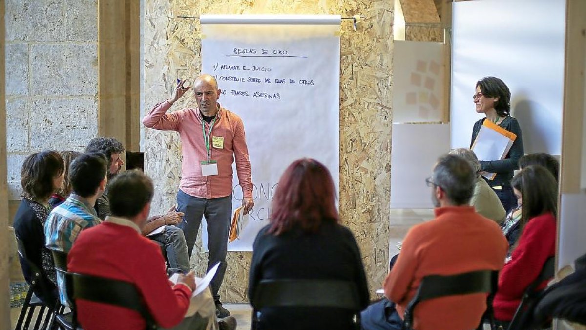 Los participantes del grupo de trabajo centrado en la economía circular trabajan ayer en el claustro del Patio Herreriano.-E.M.