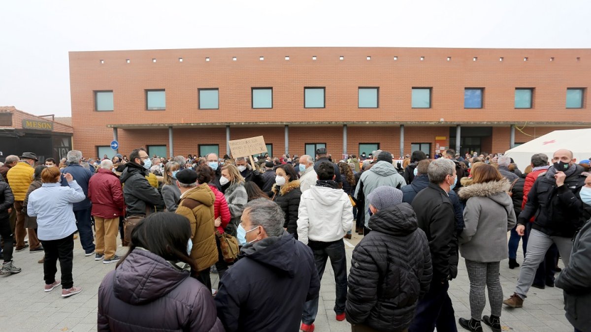 La concentración de los vecinos de Laguna de Duero, Boecillo y Viana para reclamar mejoras en la atención sanitaria del centro de salud de Laguna de Duero el 14 de noviembre.- ICAL