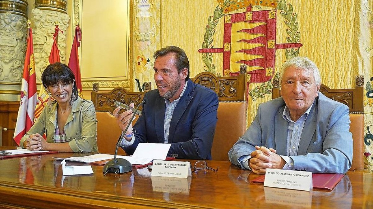 Puente conversa con el premiado en presencia de Ana Redondo y Celso Almuiña.-C. A.