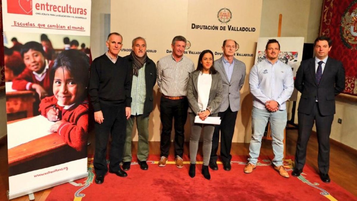 Foto de familia durante la presentación en el Palacio de Pimentel-@Dip_Va
