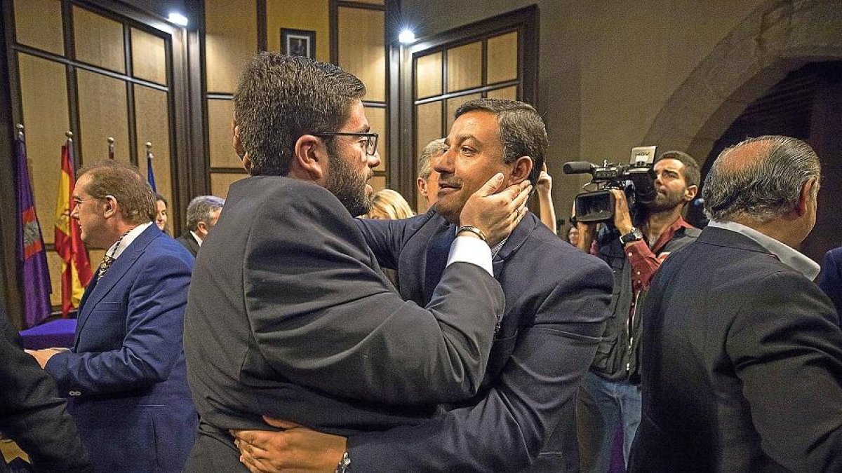 Cabrera recibe la felicitación de García-ICAL
