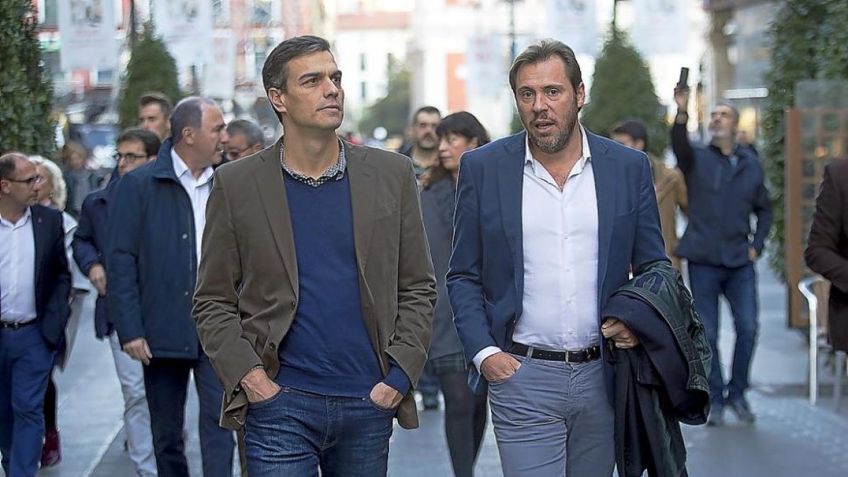 Pedro Sánchez pasea con Óscar Puente durante la visita del líder socialista a Valladolid.-PABLO REQUEJO