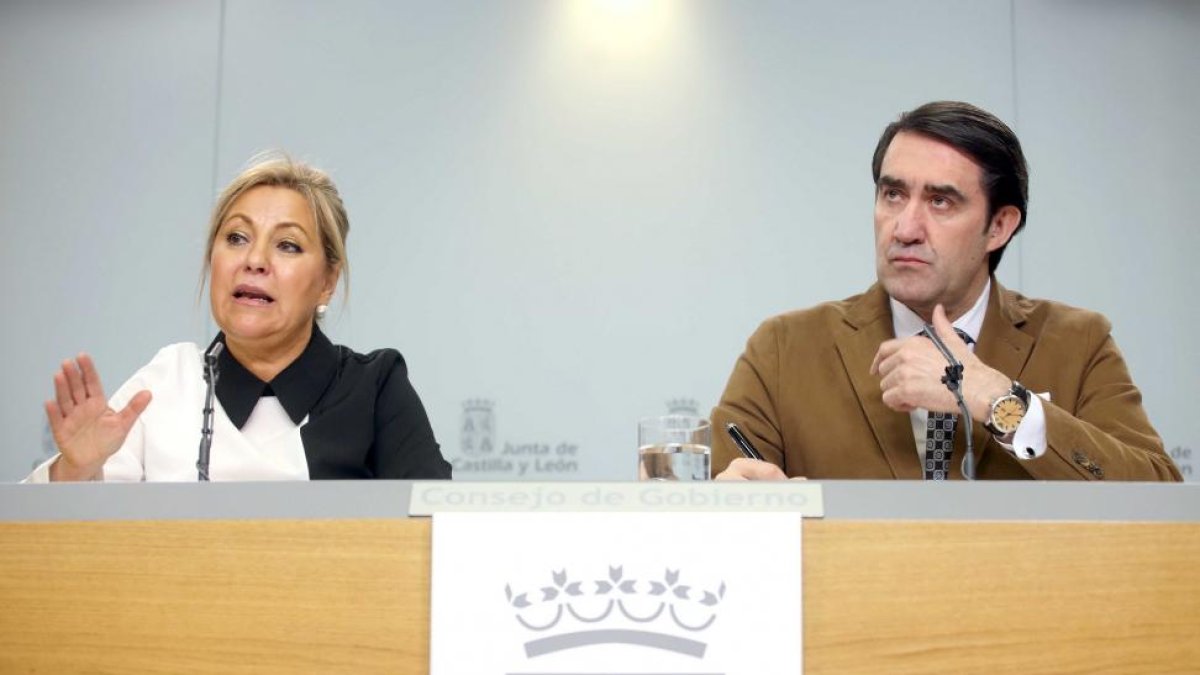 La vicepresidenta y portavoz, Rosa Valdeón, informa de los acuerdos alcanzados en el Consejo de Gobierno de Castilla y León junto al consejero de Fomento, Juan Carlos Quiñones.-ICAL
