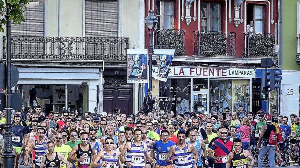 Un momento de los primeros metros de la carrera de La Antigua.-MIGUEL ANGEL SANTOS