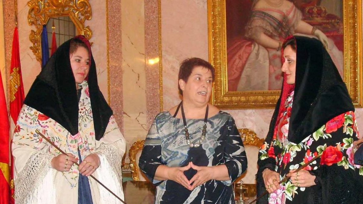 La alcaldesa de Segovia, Clara Luquero, entrega el bastón de mando a las águedas de Zamarramala-ICAL