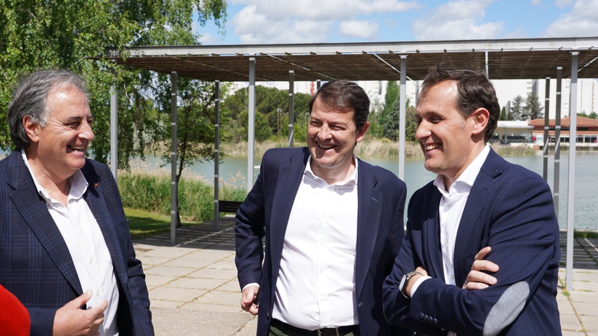 El presidente del PP de Castilla y León, Alfonso Fernández Mañueco, visita Laguna de Duero (Valladolid), junto al presidente provincial del PP, Conrado Íscar, y el candidato ‘popular’ al Ayuntamiento, de la localidad, Avelino Álvarez.