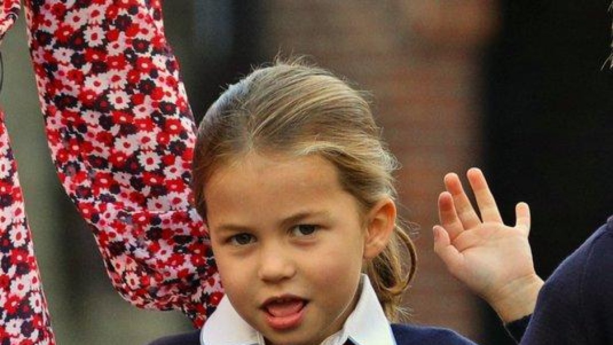 La princesa Carlota de Cambridge saluda a la prensa a su llegada a la escuela Thomas’s Battersea, en Londres.-AFP / AARON CHOWN