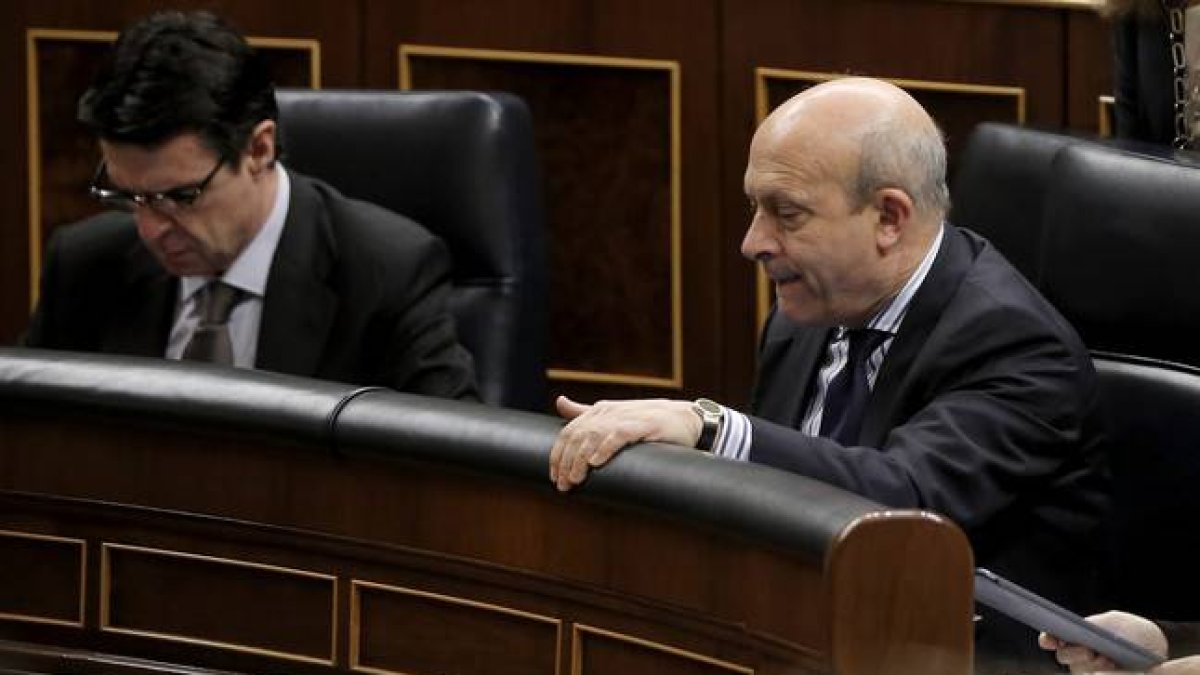 José Manuel Soria (izquierda) y José Ignacio Wert, en el Congreso.-Foto: JOSÉ LUIS ROCA