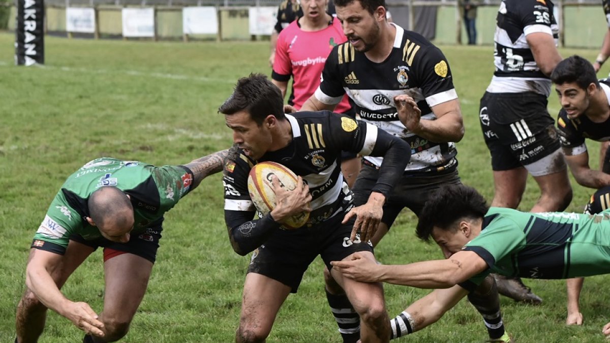 Disputa por el oval entre SilverStorm El Salvador y Gernika. / ANUAR GÓMEZ