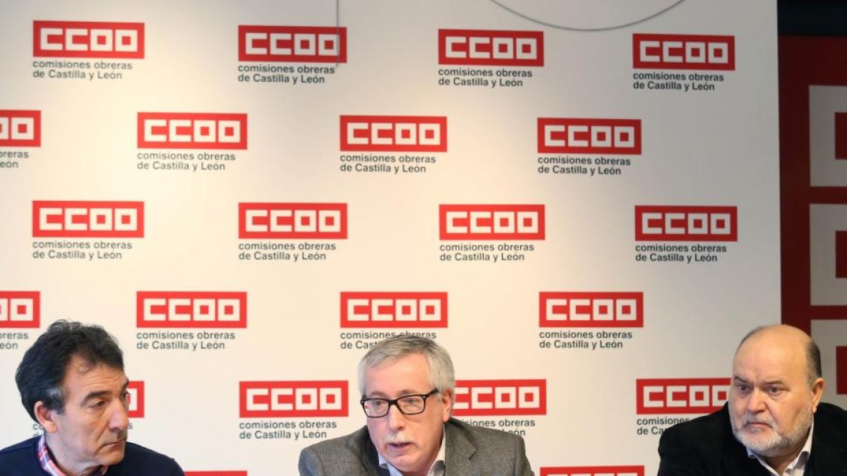 El secretario general de CCOO, Ignacio Fernández Toxo (C), el autonómico, Ángel Hernández (I), y el delegado de CCOO, Antonio Díez (D), ofrecen una rueda de prensa antes de explicar en una asamblea de delegados de Valladolid las propuestas del sindicato p-ICAL