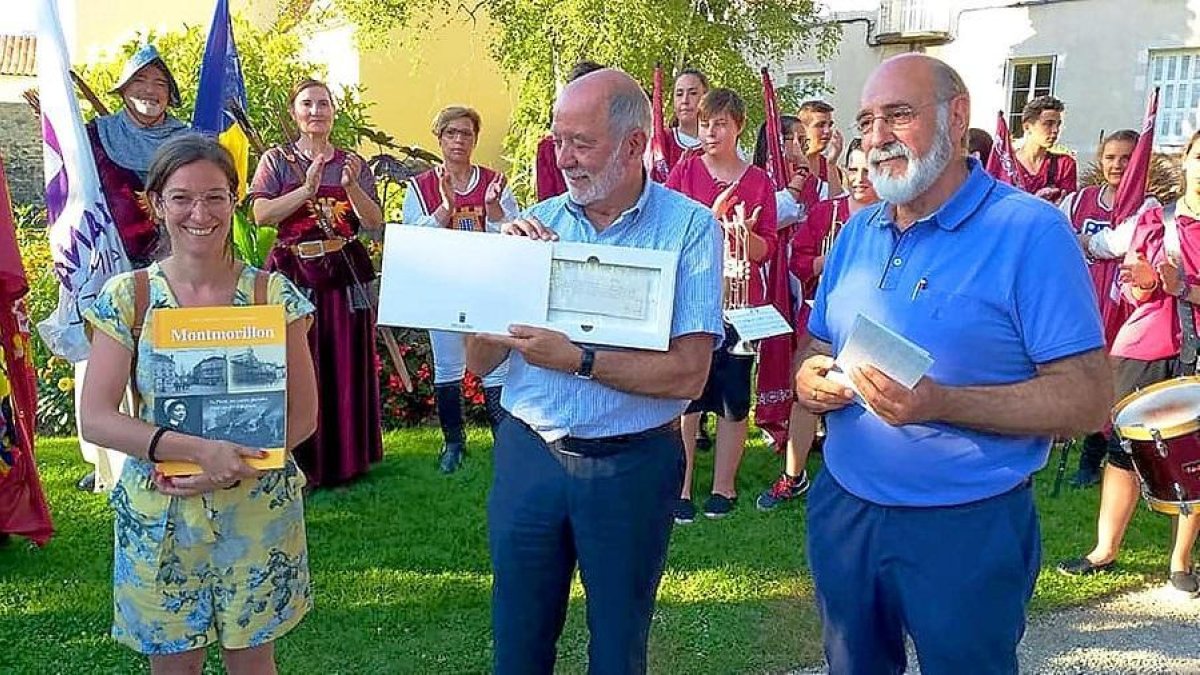 La delegación medinense recibe una placa en Montmorillon.-AYTO MEDINA