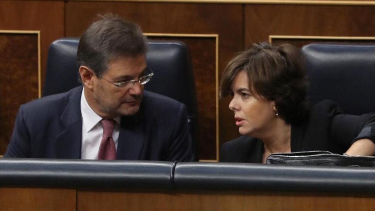 La vicepresidenta del Gobierno, Soraya Sáenznez de Santamaría, en el Congreso, junto al ministro de Justicia, Rafael Catalá.-EFE
