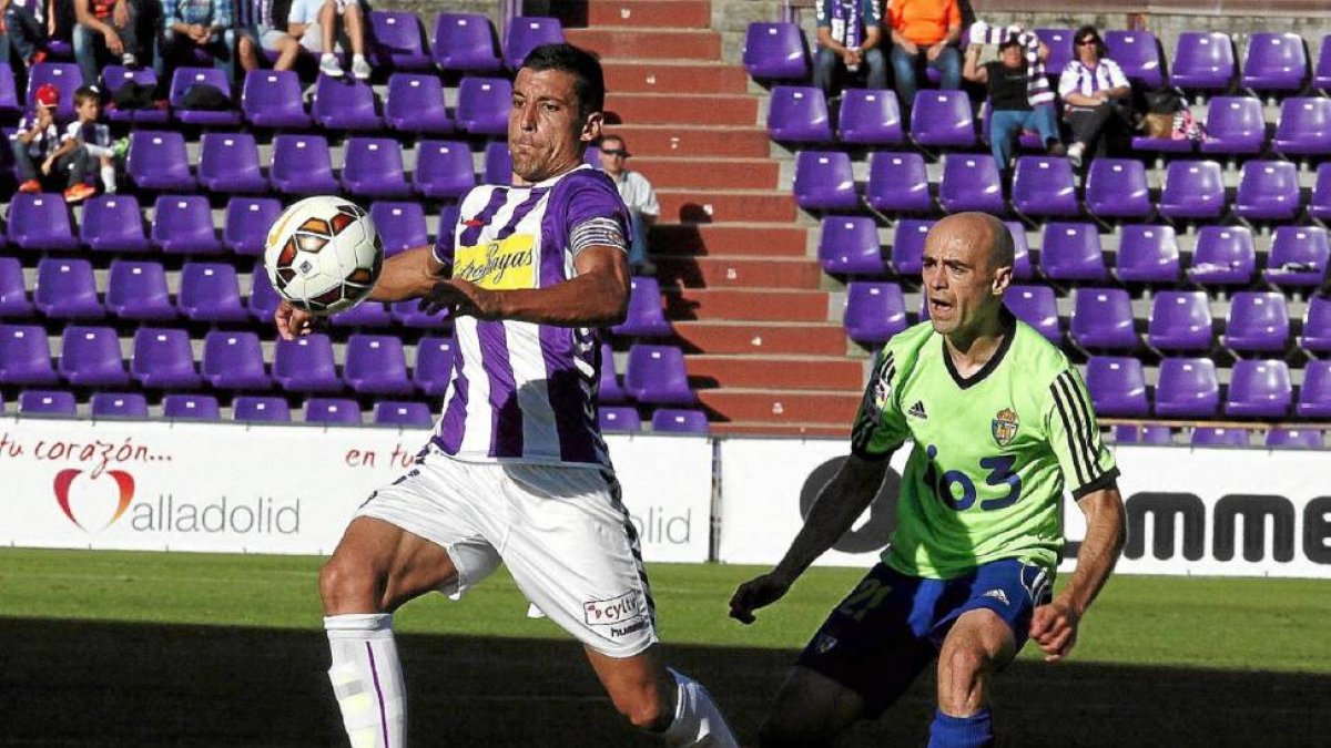 Rueda se hace con un balón dividido en presencia del jugador de la Ponferradina Pablo Infante-P. REQUEJO