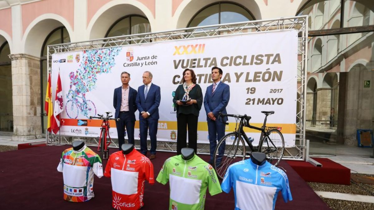 La consejera de Cultura y Turismo, María Josefa García Cirac, presenta la XXXII edición de la Vuelta Ciclista Internacional a Castilla y León.-ICAL