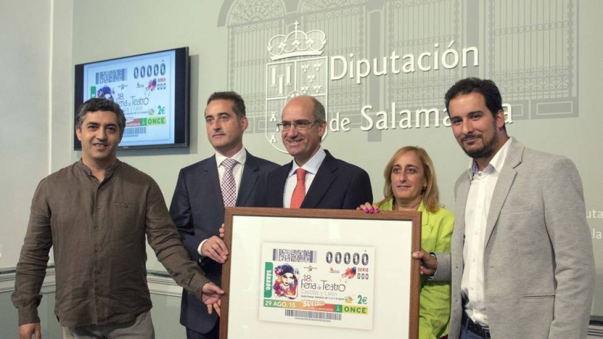 El presidente de la Diputación de Salamanca, Javier Iglesias (C), el secretario territorial de la Junta, Fernando Díaz Torres (2I), la delegada territorial de la ONCE, Isabel Pérez, el director de la feria de teatro de CyL, Manuel Gómez (I) y el teniente -Ical