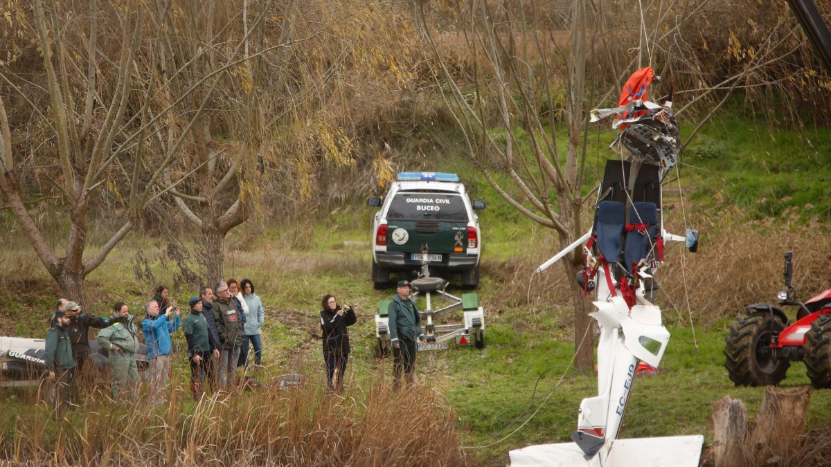 Momento del izado de los restos del ultraligero sumergido en el río Duero a su paso por Villamarciel.  ICAL