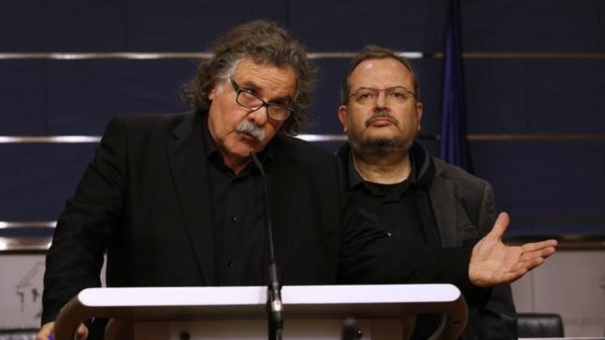 Los diputados de ERC, Joan Tardá y Joan Olòriz, en rueda de prensa.-DAVID CASTRO