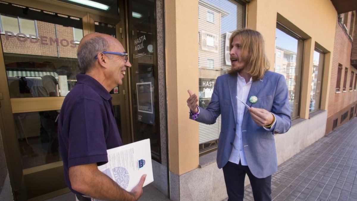 La Plataforma Ávila Libre de Peajes mantiene una reunión con dirigentes de Podemos en la provincia y con el secretario autonómico de la formación, Pablo Fernández. En la foto, Pablo Fernández (d) junto al representante de la Plataforma, Julio Huerta.-ICAL
