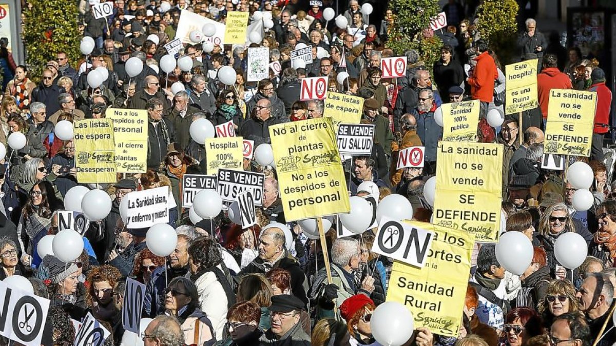 Una de las pancartas en contra de los recortes, seguida por miles de personas.-J.M. LOSTAU