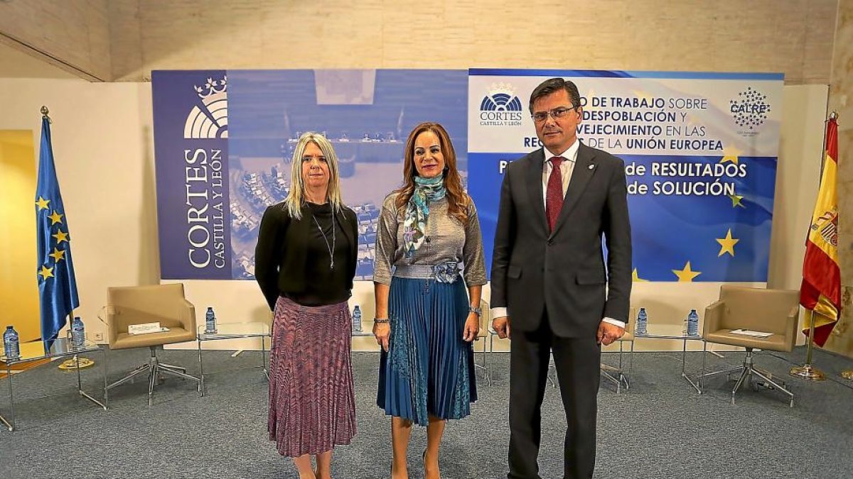 Alison Hunter, Silvia Clemente y Bernd Schuh en la inauguración de la Jornada sobre despoblación.-ICAL