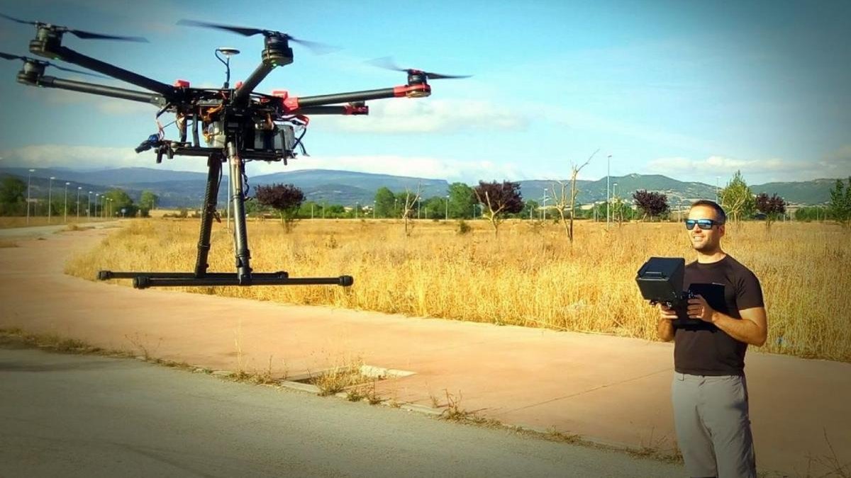 Saúl Peña prueba uno de los drones que ha diseñado junto a César Bonera. A través de una pantalla, puede localizar nidos inalcanzables e imperceptibles desde la distancia.-AVISPA ASIÁTICA